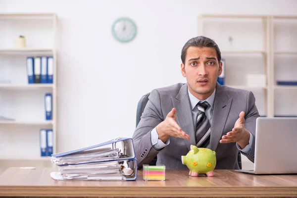 Jonge mannelijke werknemer in pensioenconcept op het werk — Stockfoto