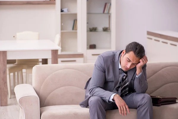 Stanco giovane uomo d'affari che torna a casa dopo la giornata di lavoro — Foto Stock