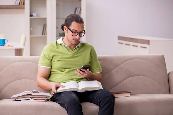 Joven estudiante masculino preparándose para los exámenes en casa — Foto de Stock