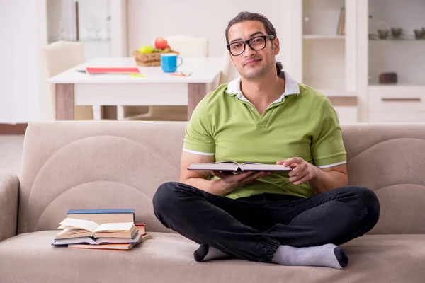 Giovane studente maschio preparazione per gli esami a casa — Foto Stock