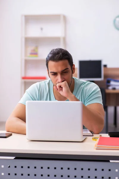 Jovem estudante do sexo masculino se preparando para exames em casa em tele-educação — Fotografia de Stock