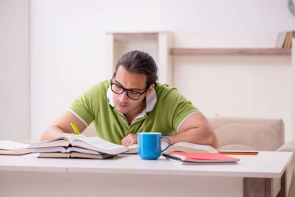 Jonge mannelijke student bereidt zich voor op examens thuis — Stockfoto