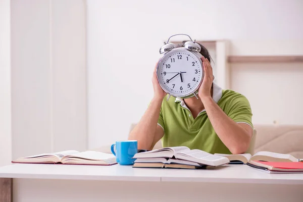 Joven estudiante masculino preparándose para los exámenes en casa — Foto de Stock