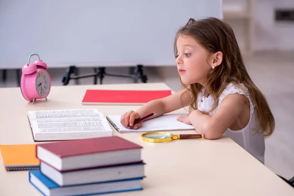 Liten flicka förbereder sig för tentor hemma — Stockfoto