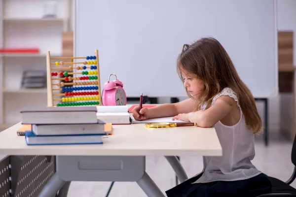 Μικρό κορίτσι ετοιμάζεται για εξετάσεις στο σπίτι — Φωτογραφία Αρχείου