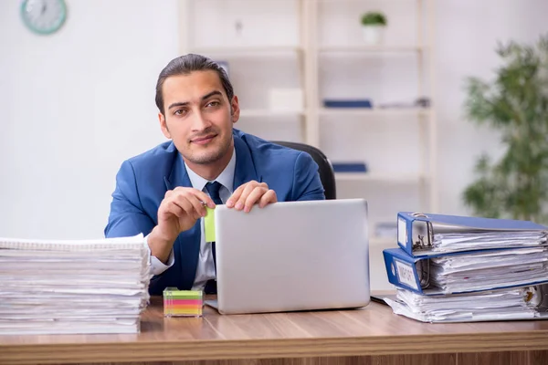 Junge männliche Mitarbeiter unzufrieden mit exzessiver Arbeit — Stockfoto