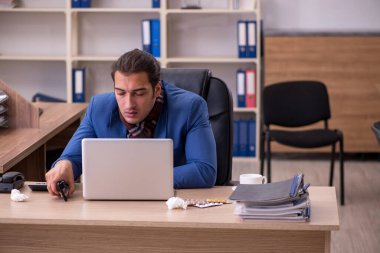 Genç hasta işadamı işyerinde acı çekiyor