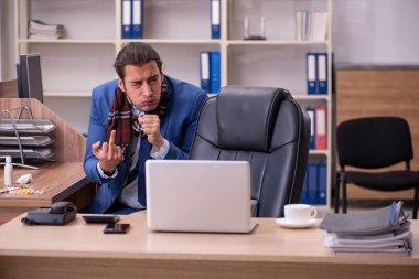 Genç hasta işadamı işyerinde acı çekiyor