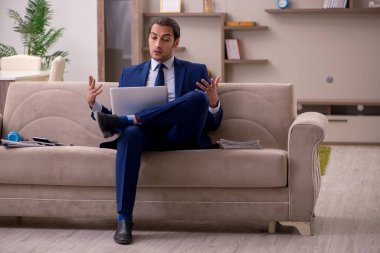 Salgın konsepti için evden çalışan genç erkek çalışanlar.