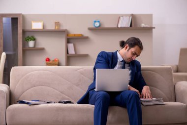 Salgın konsepti için evden çalışan genç erkek çalışanlar.