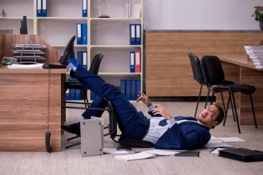 Genç erkek işadamı işinden memnun değil.