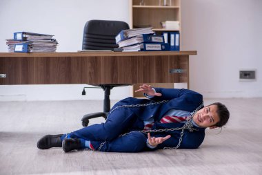 Zincirli erkek çalışanlar ofiste aşırı çalışmaktan memnun değiller.