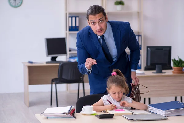 Giovane dipendente maschio e la sua bambina in ufficio — Foto Stock