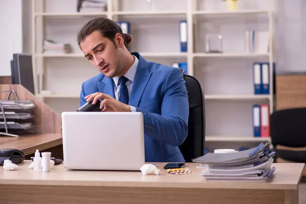 Jonge zieke zakenman die lijdt op het werk — Stockfoto