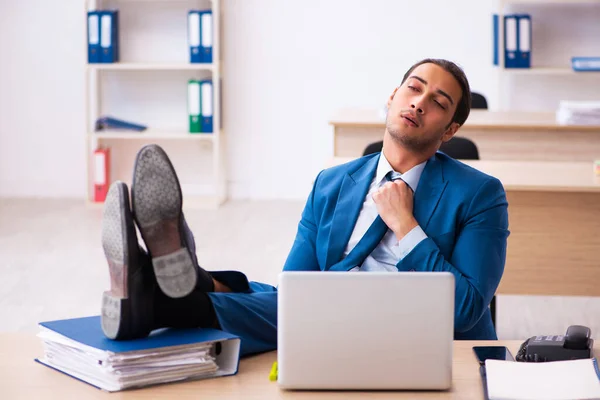 Empleado joven empresario infeliz con el trabajo excesivo en el de — Foto de Stock