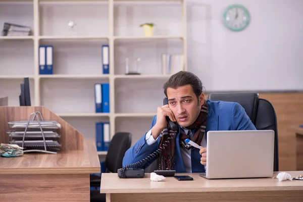 Junge kranke Angestellte leidet am Arbeitsplatz — Stockfoto