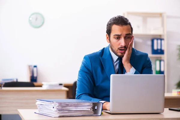 Junge Geschäftsmann Mitarbeiter unzufrieden mit übermäßiger Arbeit in der der — Stockfoto