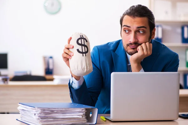 Junge männliche Mitarbeiter im Bezahlkonzept — Stockfoto