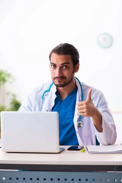 Joven médico masculino que trabaja en la clínica —  Fotos de Stock