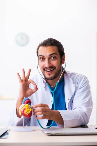 Jovem médico cardiologista trabalhando na clínica — Fotografia de Stock