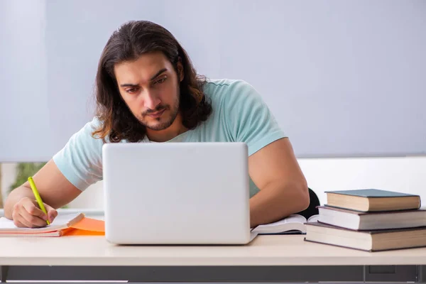 Jonge mannelijke student bereidt examens in teleonderwijs voor — Stockfoto