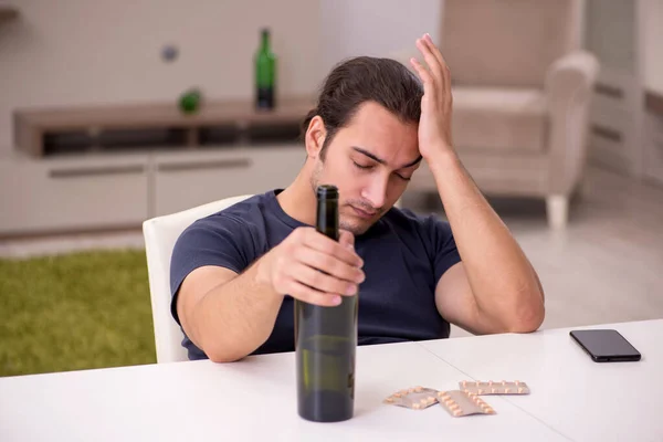 Joven enfermo varón alcohólico sufrimiento en casa — Foto de Stock