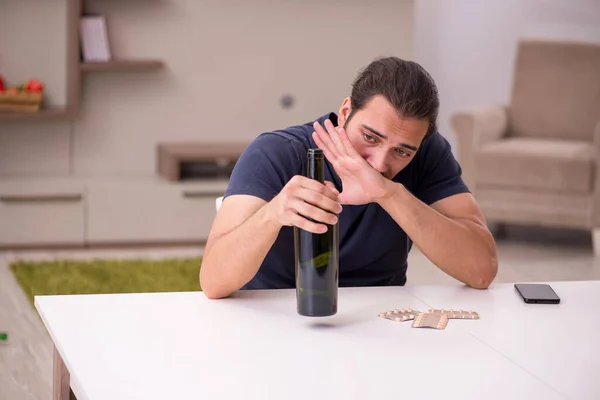 Mladý nemocný muž alkoholik trpí doma — Stock fotografie