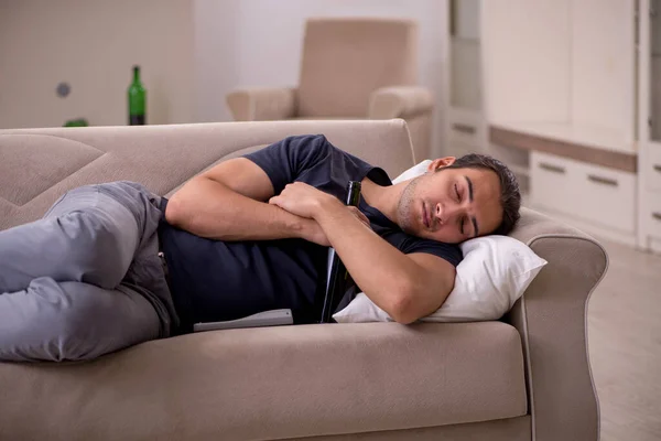 Jovem alcoólico masculino sofrendo em casa — Fotografia de Stock