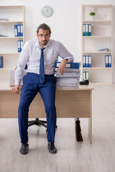若いビジネスマンはオフィスで過度の仕事に不満 — ストック写真