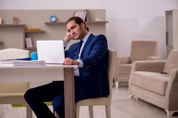 Joven empleado masculino que trabaja desde casa en concepto de pandemia — Foto de Stock