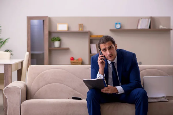 Jonge mannelijke werknemer werkt vanuit huis in een pandemisch concept — Stockfoto