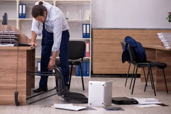 Junger männlicher Geschäftsmann unzufrieden mit seiner Arbeit — Stockfoto