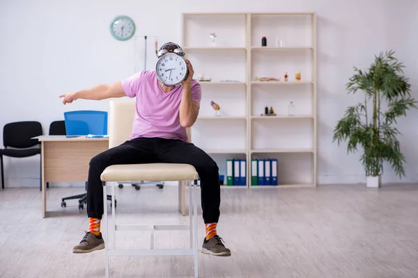 Jeune patient masculin en attente d'un médecin dans le concept de gestion du temps — Photo