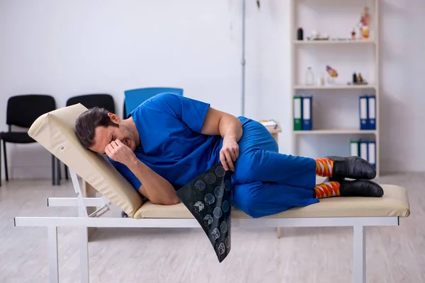 Junge Ärztin nach Nachtschicht unglücklich — Stockfoto