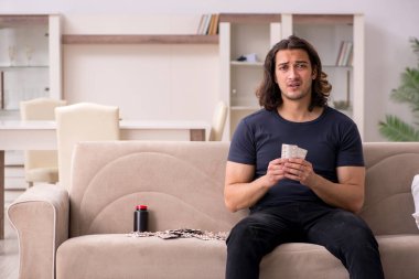 Evde acı çeken genç hasta adam.