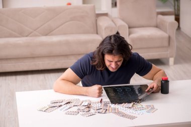 Evde acı çeken genç hasta adam.