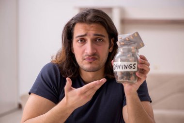 Evde acı çeken genç hasta adam.