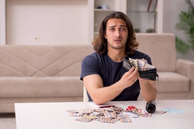 Evde acı çeken genç hasta adam.