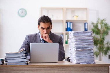 Genç bir erkek işçi aşırı işten memnun değil.