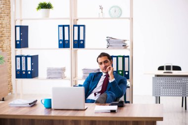 Ofiste çalışan genç bir erkek.