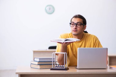 Tele-eğitim konseptinde genç bir erkek öğrenci