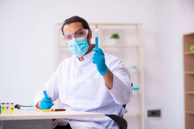 Laboratuvarda çalışan genç bir kimyager.