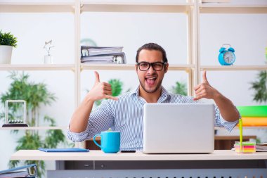 Ofiste çalışan genç bir erkek.