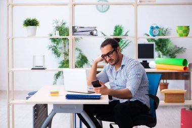 Ofiste çalışan genç bir erkek.