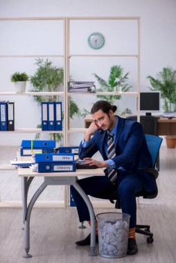 Genç işadamı bir sürü pape ile yeni fikirleri reddediyor.