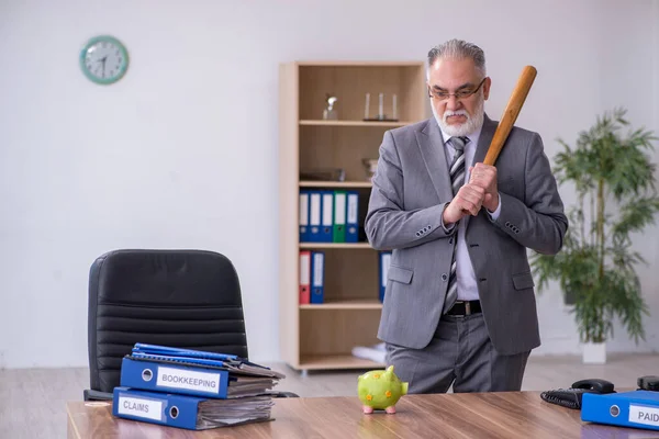 Gammal manlig anställd håller baseball bat i budgetplanering koncep — Stockfoto