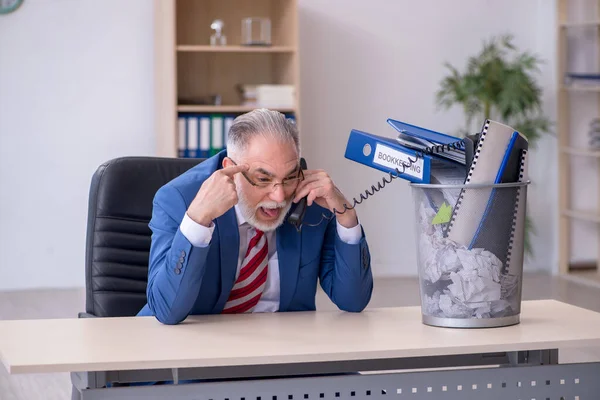 Oude zakenman werknemer verwerpt nieuwe ideeën met veel papieren — Stockfoto