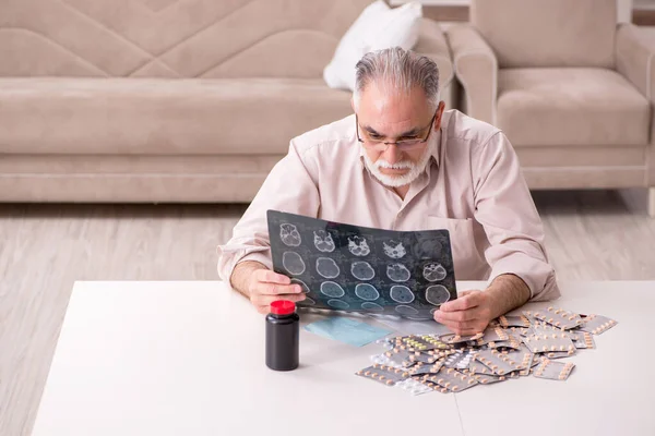 Viejo enfermo sufriendo en casa — Foto de Stock