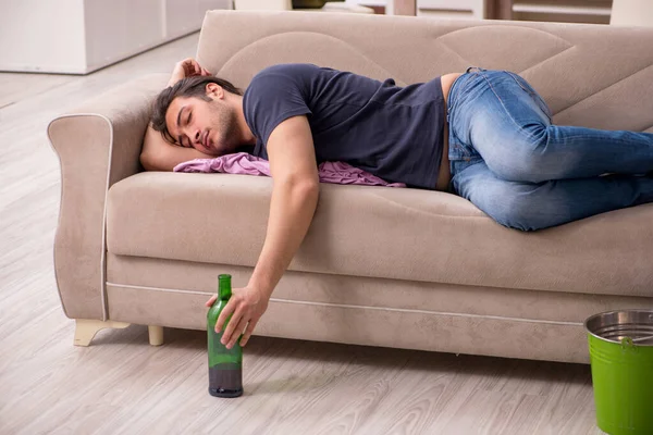 Jonge werkloze die thuis alcohol drinkt — Stockfoto