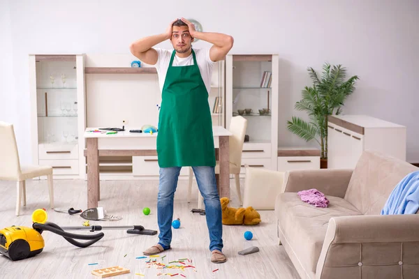 Jonge mannelijke aannemer schoonmaken van de flat na kinderen partij — Stockfoto